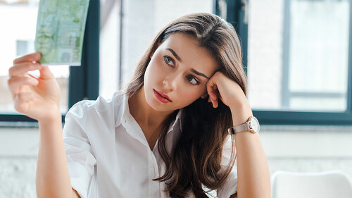 Frau-Geldschein-traurig-315873164-DP-VitalikRadko