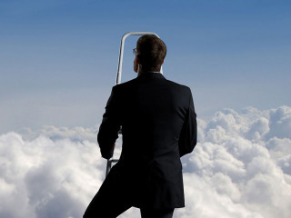 Anzugtraeger-Leiter-Himmel-134816350-AS-Maksim-Shmeljov