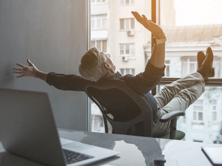 Anzugtraeger-Buero-188361944-DP-iakovenko123