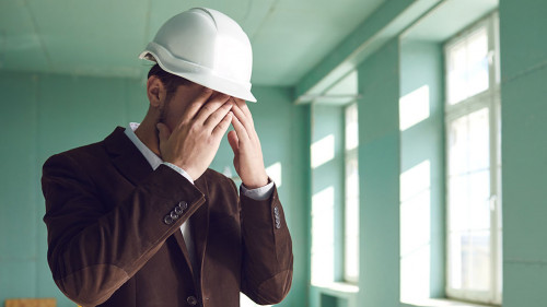 Anzugtrager-Bauhelm-verzweifelt-318935602-DP-lacheev