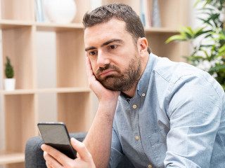 Mann-Smartphone-enttaeuscht-326991844-DP-tommaso1979