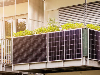 Balkon-Fotovoltaikanlage-633354478-DP-Serdynska