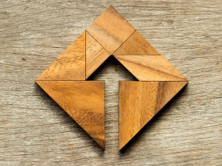 Tangram puzzle in square shape with the arrow symbol inside on w