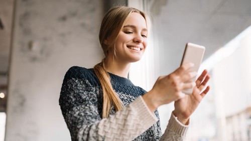Junge-Frau-Smartphone-Laecheln-215720180-DP-Oleksii-Didok