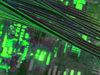 Kabel vor technischem Hintergrund