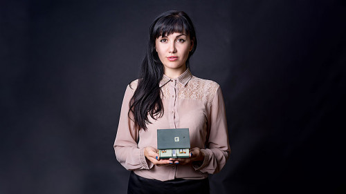 Frau-Haus-6795378-PB-OleksandrPidvalnyi