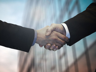 Handshake-7249766-PB-geralt