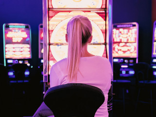 Frau-Spielautomaten-3720812-PB-JESHOOTS-com