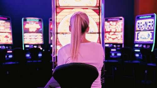 Frau-Spielautomaten-3720812-PB-JESHOOTS-com