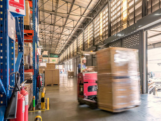 物流倉庫での搬出作業イメージ