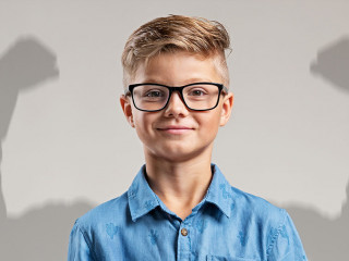 Kind vor Schatten mit muskulösen Armen