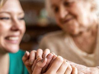 Seniorin-Pflegekraft-420843019-AS-pikselstock