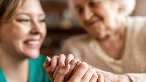 Seniorin-Pflegekraft-420843019-AS-pikselstock