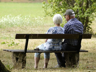 SeniorIn-Paar-Bank-7390179-PB-jhenning