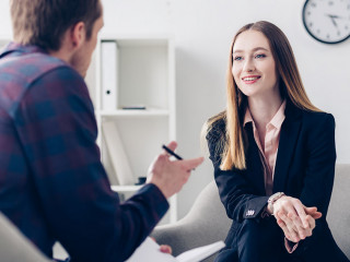 Mann-Frau-Vorstellungsgespraech-228897976-DP-AndrewLozovyi