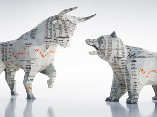 Bulle und Bär aus Börsen-Zeitungspapier