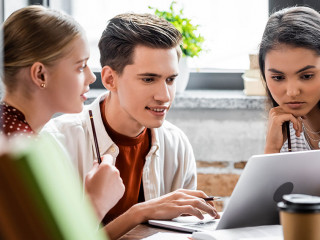 FreundInnen-laptop-296294646-DP-HayDmitriy