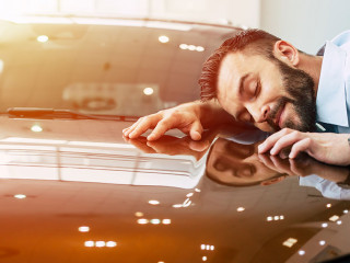 Mann-liebt-Auto-200607358-DP-saragolfart@gmail-com