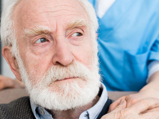 Senior-Pflegekraft-270645736-DP-HayDmitriy