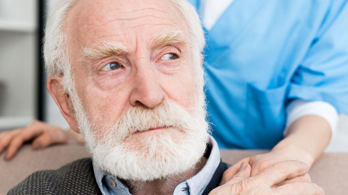 Senior-Pflegekraft-270645736-DP-HayDmitriy