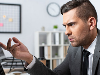 Anzugtraeger-verwirrt-Computer-431513048-DP-HayDmitriy