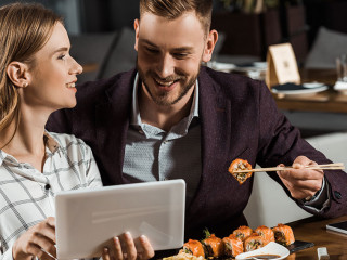 Paar-Tablet-Sushi-225662456-DP-EdZbarzhyvetsky