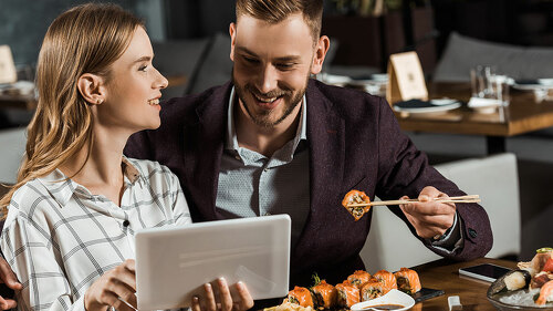 Paar-Tablet-Sushi-225662456-DP-EdZbarzhyvetsky