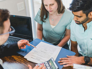 Anzugtraeger-Paar-Taschenrechner-8293651-PX-RDNE-Stock-project