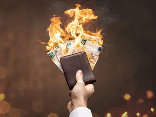 Brennende Euro Scheine in einer Geldbörse als Panorama