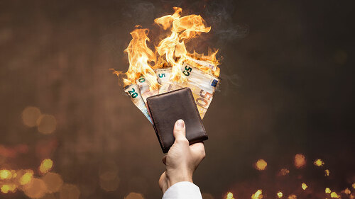 Brennende Euro Scheine in einer Geldbörse als Panorama