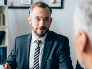 Anzugtraeger-Beratung-437811720-DP-HayDmitriy