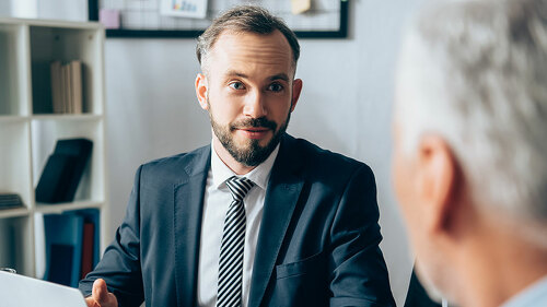 Anzugtraeger-Beratung-437811720-DP-HayDmitriy