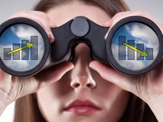 Frau-Fernglas-Diagramme-5821951-DP-aremafoto