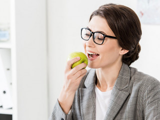 Anzugtraegerin-Apfel-232444368-DP-IgorVetushko