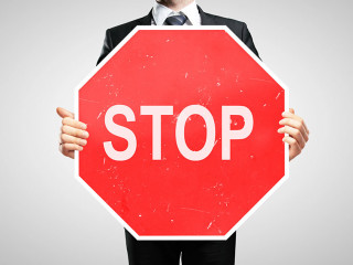 Anzugtraeger-Stop-16207105-DP-peshkova