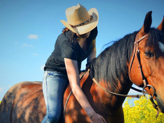 Frau-Pferd-6127030-PB-angiwalch