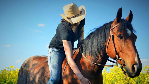 Frau-Pferd-6127030-PB-angiwalch