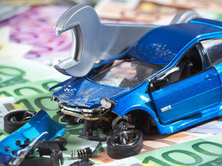 Beschädigtes Auto auf Geldscheinen