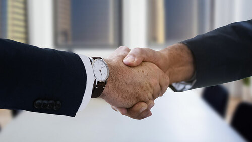Handshake-3753457-PB-geralt