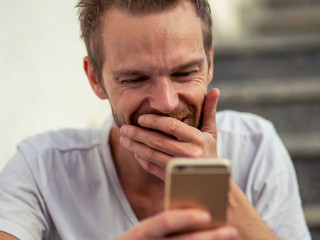 Mann-froehlich-Smartphone-5892133-PB-Sammy-Sander