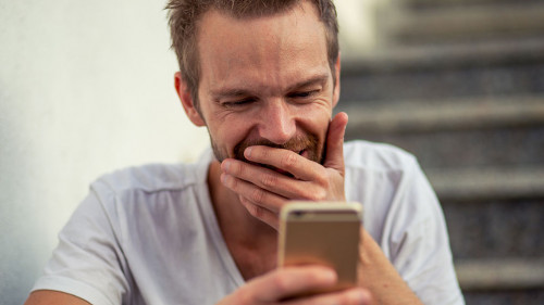 Mann-froehlich-Smartphone-5892133-PB-Sammy-Sander