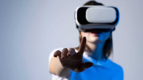 Frau-VR-Brille-555905649-AS-Volodymyr