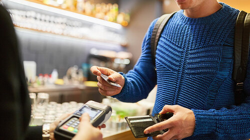 Kunde bezahlt mit Smartphone App im Einzelhandel