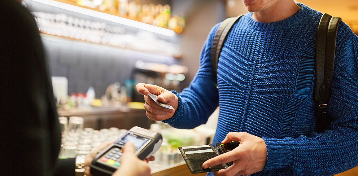 Kunde bezahlt mit Smartphone App im Einzelhandel