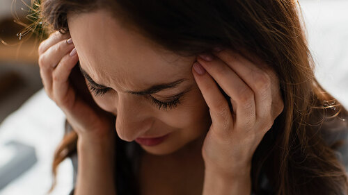 Frau-Kopfschmerzen-401266052-DP-HayDmitriy