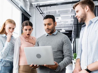 Team-Laptop-Schock-423879182-DP-HayDmitriy