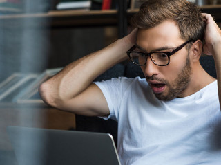 Mann-Laptop-Schock-168747022-DP-AllaSerebrina