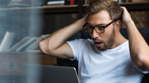 Mann-Laptop-Schock-168747022-DP-AllaSerebrina