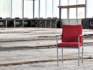 Einzelner-Stuhlin-leerer-Halle-51589179-DP-heiko119