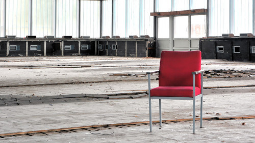 Einzelner-Stuhlin-leerer-Halle-51589179-DP-heiko119